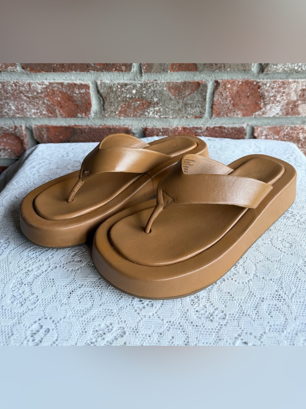 Seychelles Nautical Sandal in Tan
Leather size 6.5